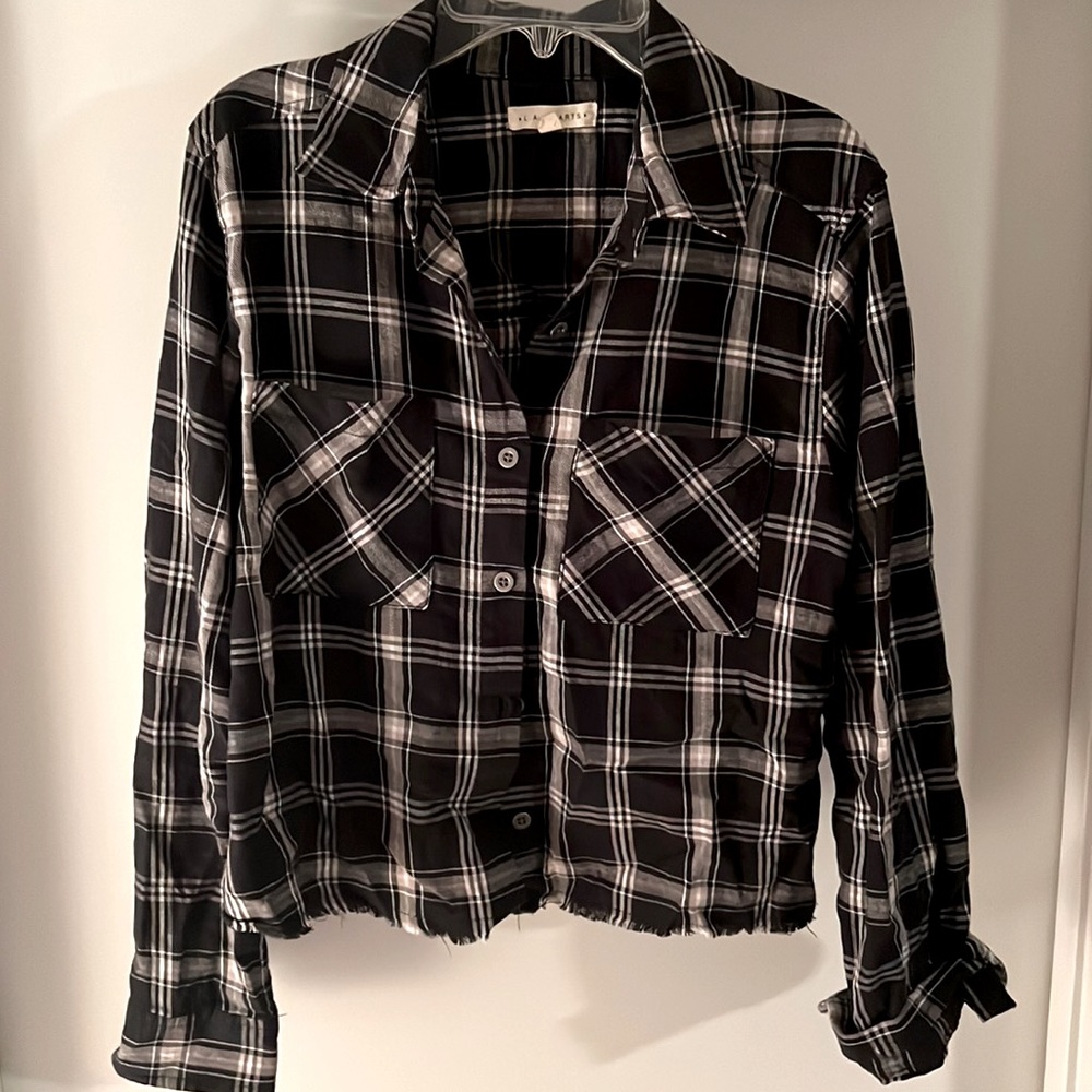Black/white cropped flannel shirt